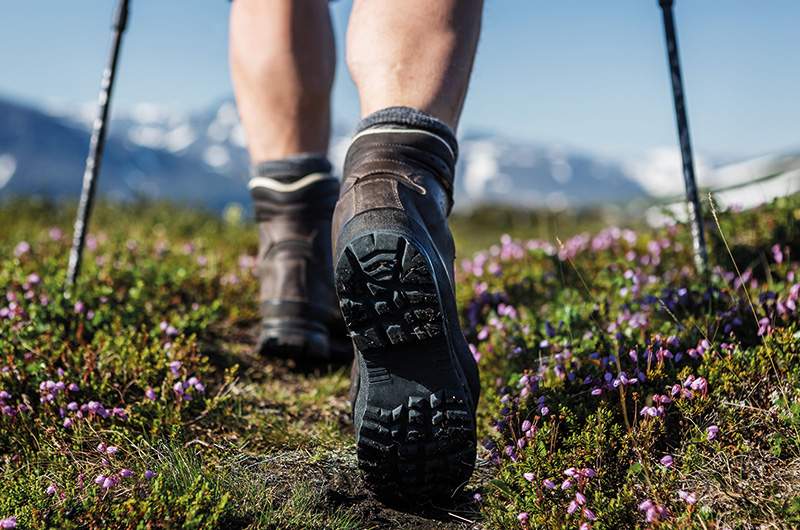 wandern in der Natur mit entlasteten Füßen