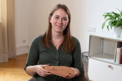 Unsere Mitarbeiterin Maria Henke erklärt die Zederna Zedernsohlen gegen Fußgeruch und Schweißfüße