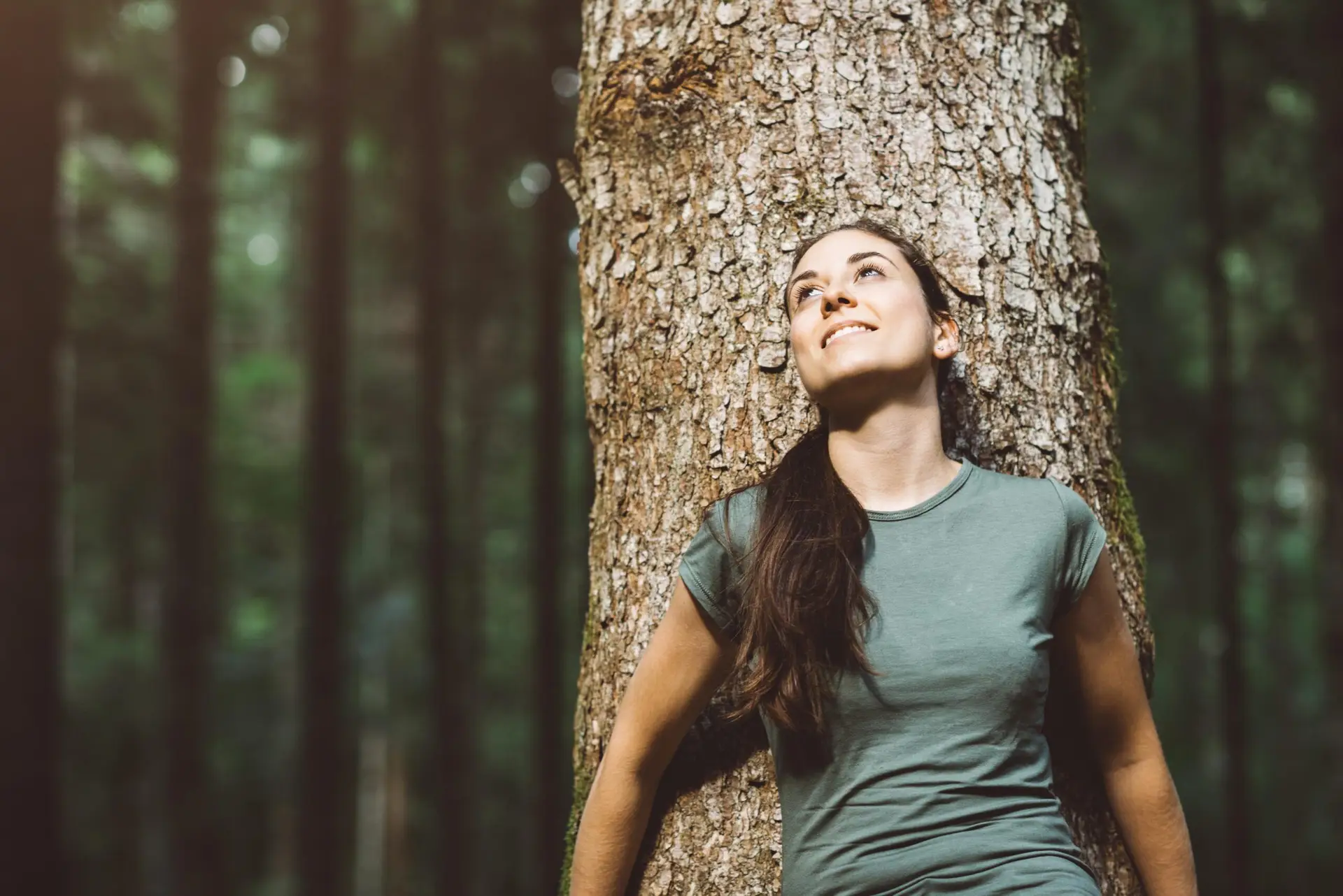 Frau im Wald am Baum