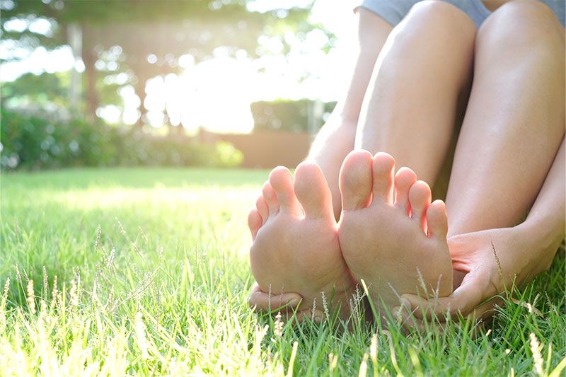 Frische und gesunde Füße im Gras