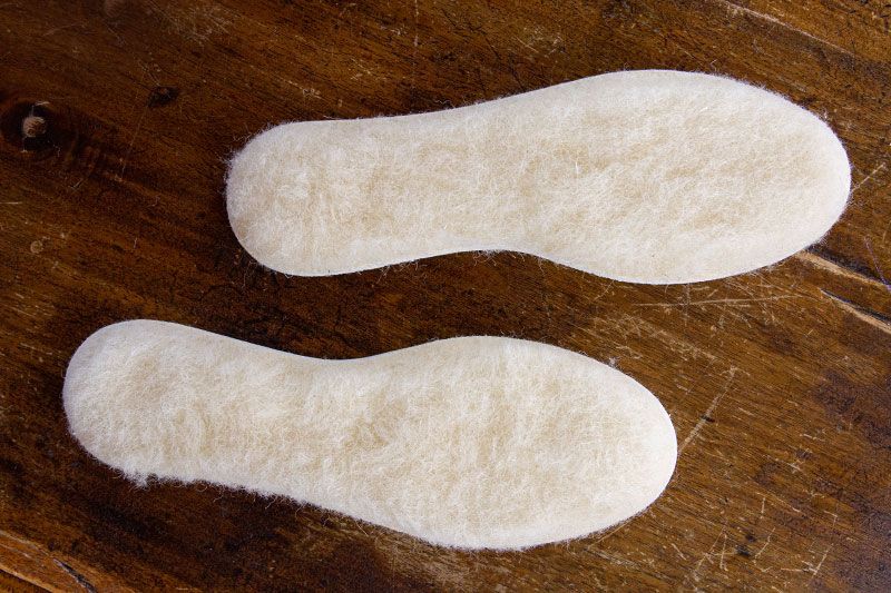 Einlegesohlen aus natürlicher Lammwolle gegen kalte Füße im Winter