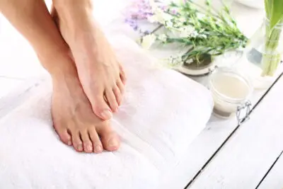Fußpilz Tipp 1: Fußhygiene beachten, Füße trocken halten