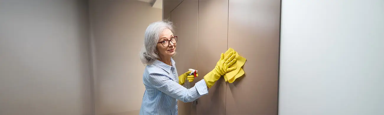 Frau reinigt einen Kleiderschrank