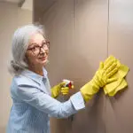 Frau reinigt einen Kleiderschrank